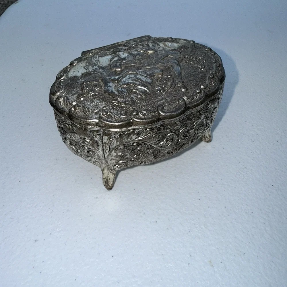 VTG Silver Plated Victorian Romance Trinket Box With Feet‎ Red Velvet Inside